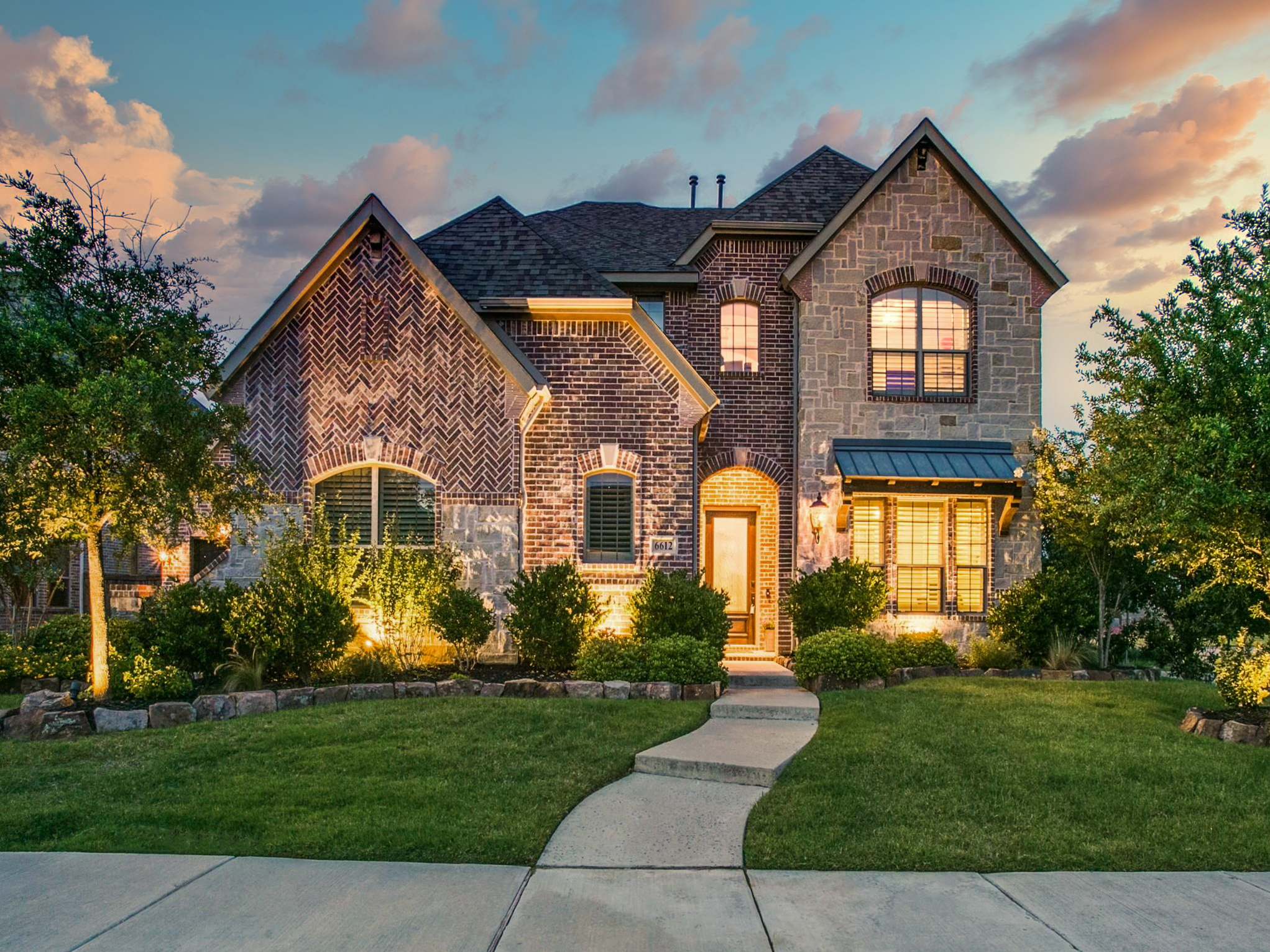 Image taken at dusk of the front of a 2-story home in Frisco.
